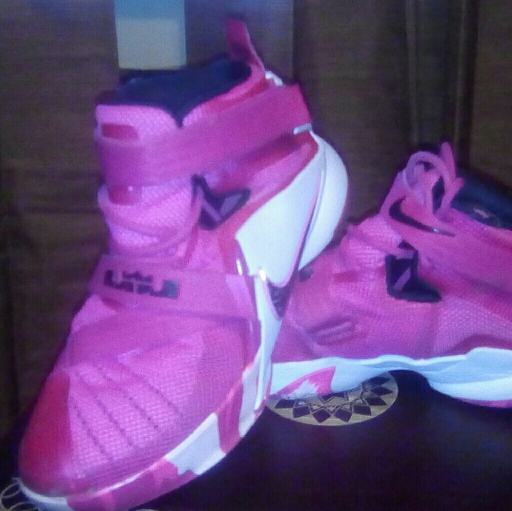 nike LeBron's 776471-601 size 61/2
